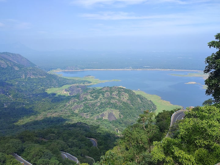 பைக் ரைடர்களின் விருப்பத்திற்குரிய சாலைகளில் ஒன்றான வால்பாறை மலைப்பாதை, 40 கொண்டை ஊசி வளைவுகளில் வளைந்து நெளிந்து மலையேறி செல்லும் வகையில் அமைந்துள்ளது.