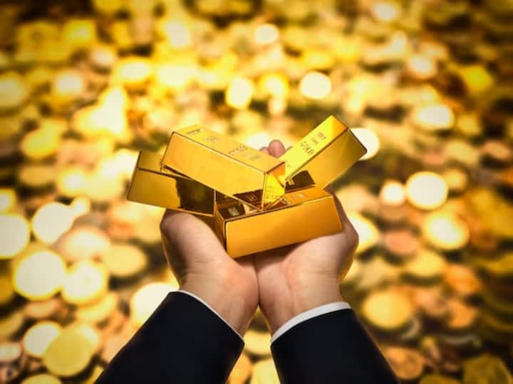 Gold Reserves: हर देश अपने पास सोने का कुछ भंडार रखता है. क्या आपको पता है कि विश्व के किस देश के पास सबसे बड़ा गोल्ड रिजर्व है? यहां इस सवाल का जवाब जानिए...