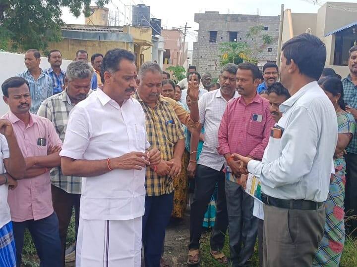 Former Minister M.R.Vijayabaskar inspected the drainage works along with the officials. கரூரில் வடிகால் அமைக்கும் பணிகளை அதிகாரிகளுடன் சென்று  எம்.ஆர்.விஜயபாஸ்கர் ஆய்வு