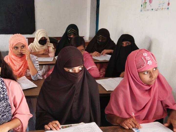 Sheikhpura School Girls with Burqa ban Entry Headmaster Gets Death Threat from Parents ANN Bihar News: बुर्का पहन कर आने वाली छात्राओं की एंट्री पर लगाई रोक, 80 लोगों ने स्कूल आकर किया हंगामा, हेडमास्टर को दी जान से मारने की धमकी