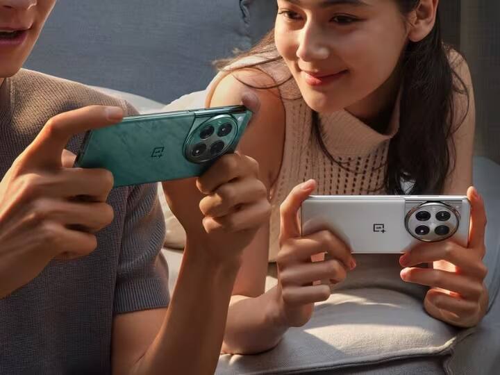 Oneplus 12: આગામી સમયમાં ચીની સ્માર્ટફોન કંપની વનપ્લસ ભારતમાં વધુ એક દમદાર ફોન લઇને આવી રહી છે. OnePlus જાન્યુઆરીમાં ભારતમાં પોતાનો નવો ફ્લેગશિપ ફોન લૉન્ચ કરશે. આ સ્માર્ટફોનમાં Qualcomm ની લેટેસ્ટ ચિપ, Snapdragon 8 Gen 3 SOC સપોર્ટ કરી શકાય છે. લૉન્ચ પહેલા અહીં જુઓ તેની લેટેસ્ટ તસવીરો અને ડિઝાઇન....