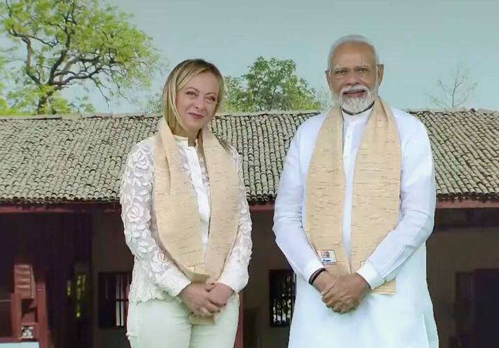 इसके अलावा एक यूजर ने लवली लिखा और कहा कि This is Selfie of the Year...