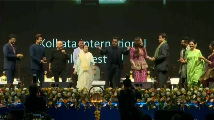 বিনোদন জগতের তারকারা যখন সুর-তালে ছন্দ মিলিয়ে নাচ করছেন, তখন তাঁদের পাশে দেখা গেল তৃণমূলনেত্রীকেও।পা মেলান তিনি। মুহূর্তের মধ্যে দর্শকাসন থেকে উঠে দাঁড়ান সকলে।