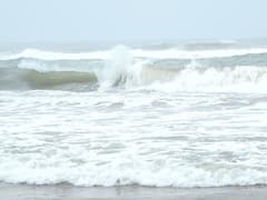 మిగ్ జాం తుపాను ధాటికి తీరంలో అలల ఉద్ధృతి, కోస్తాంధ్రలో భారీ వర్షాలు