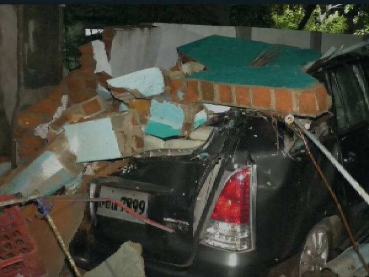 Cyclone Michaung Tirupati Andhra Pradesh  building collapsed on top of the car; 2 people Injured Cyclone Michaung: நொடி பொழுதில் காரின் மீது  சரிந்த கட்டிடம்; அதிஷ்டவசமாக உயிர் தப்பிய இருவர்; பதைபதைக்க வைக்கும் வீடியோ