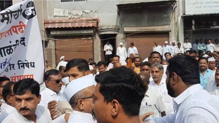 माजी नगराध्यक्षाचे पती अशोक उमरगेकर यांनी राजकीय वक्तव्य केलं आणि चुकीचा संदर्भ दिला. ( सर्व मंदिरं ही केंद्रांतर्गत येतात ) त्यामुळं उपस्थितांना त्यांना बोलण्यास विरोध केला. यानिमित्ताने काहीवेळ गोंधळ झाला.