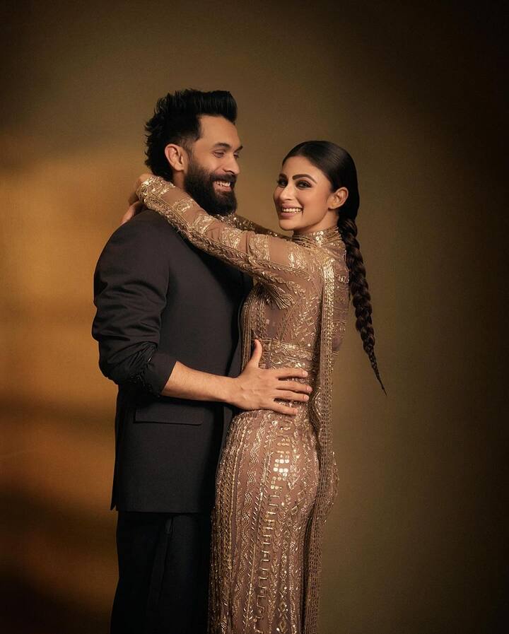 मौनी रॉय ने पति सूरज नाम्बियार पर प्यार लुटाते हुए अपनी कईं तस्वीरें शेयर की हैं.