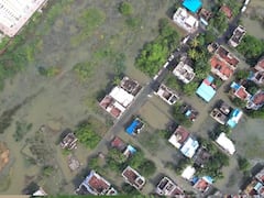 Chennai Floods Photos: மிக்ஜாம் புயல் - தண்ணீரில் தத்தளிக்கும் குடியிருப்பு பகுதிகள்- முழு வீச்சில் மீட்புப்பணி!