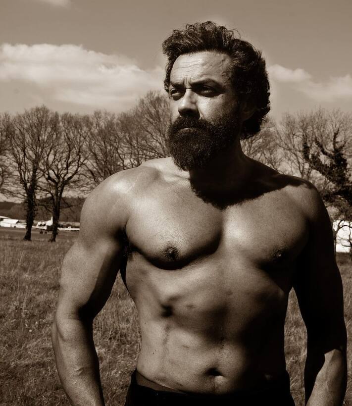 बॉबी देओल ने फिल्म में विलेन का किरदार निभाया है. फिल्म में उन्हें कम स्क्रीनस्पेस मिला है. लेकिन फिर भी एक्टर ने अपनी दमदार एक्टिंग से दर्शकों का दिल जीत लिया है.