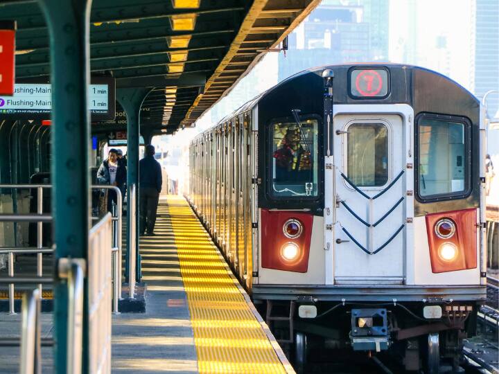 अब अगर ये ट्रेन सीतामढ़ी से आनंद विहार आते समय अपने सफर में 10 घंटे भी लेट हो जाए तो भी ये अपने समय पर आनंद विहार से सीतामढ़ी के लिए प्रस्थान कर सकती है. अब यहीं रेक का इस्तेमाल होता है. जैसे- मान लीजिए किसी बड़ी वजह से ये ट्रेन 20 घंटे लेट हो गई तो आनंद विहार में खड़ी लिच्छवी एक्सप्रेस की दूसरी रेक अपने निर्धारित समय पर यात्रियों को लेकर आनंद विहार से सीतामढ़ी के लिए निकल जाएगी.