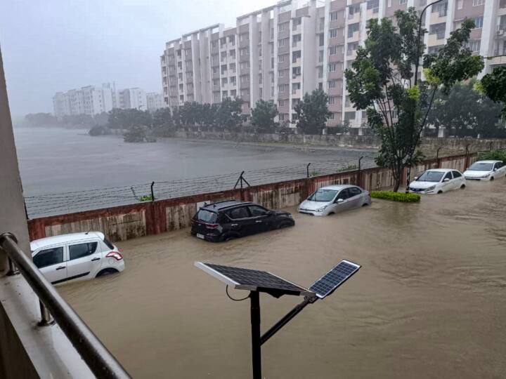 भारतीय हवाईअड्डा प्राधिकरण ने बताया कि लगातार हो रही बारिश के कारण चेन्नई हवाई अड्डे का संचालन सुबह नौ बजकर 40 मिनट से रात 11 बजे तक निलंबित कर दिया गया है तथा हवाई अड्डे पर आने और जाने वाली लगभग 70 उड़ानें रद्द कर दी गईं.