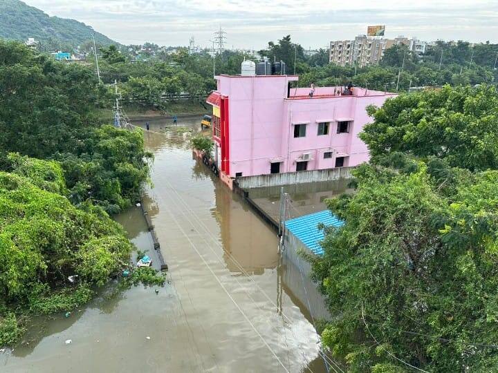 மேற்குத் தாம்பரம் சாய்நகர் பகுதியில் தண்ணீர் சூழ்ந்துள்ள காட்சி.
