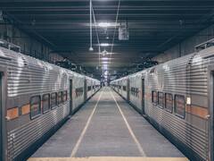 अगर कोई ट्रेन 48 या 72 घंटे तक लेट हो जाती है तो वह दूसरे दिन सही टाइम पर कैसे चलती है?