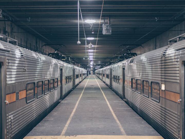 इंडियन रेलवे नेटवर्क पूरी दुनिया का चौथा सबसे बड़ा रेल नेटवर्क है. ट्रेन के माध्यम से हर साल लाखों लोग एक जगह से दूसरी जगह यात्रा करते हैं. हालांकि, यात्रा के दौरान कई बार ऐसा होता है कि ट्रेन लेट हो जाती है. या फिर रास्ते में तो ट्रेन लेट चल रही होती है, लेकिन मंजिल पर वह हमें सही समय पर पहुंचा देती है. इसके अलावा वही सेम ट्रेन दूसरे दिन भी अपने गंतव्य स्थान से निर्धारित समय पर ही ले जाती है.