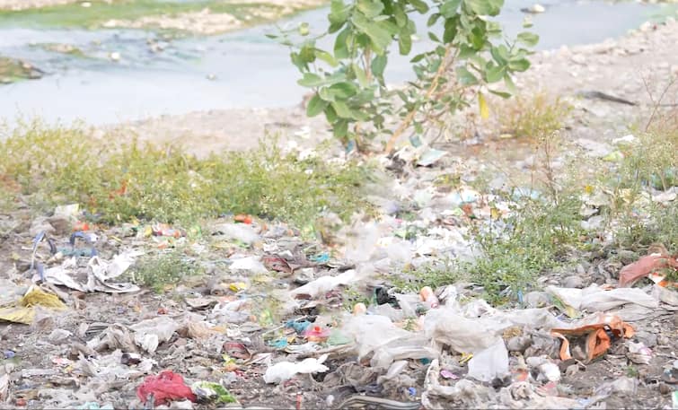 Environment News The largest initiative to stop plastic entering the ocean समुद्रात जाणारं प्लास्टिक रोखण्यासाठी जगातील सर्वात मोठा उपक्रम, 70 हजार मेट्रिक टन प्लास्टिकचं संकलन