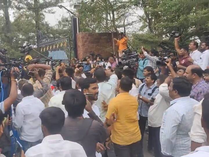 Telangana New Chief Minister: Congress workers attempts suicide to make Revanth reddy CM before Hotel Ellaa Telangana New CM: రేవంత్ సీఎం కావాలని వ్యక్తి ఆత్మహత్యాయత్నం - హోటల్ ఎదుటే ఆందోళన