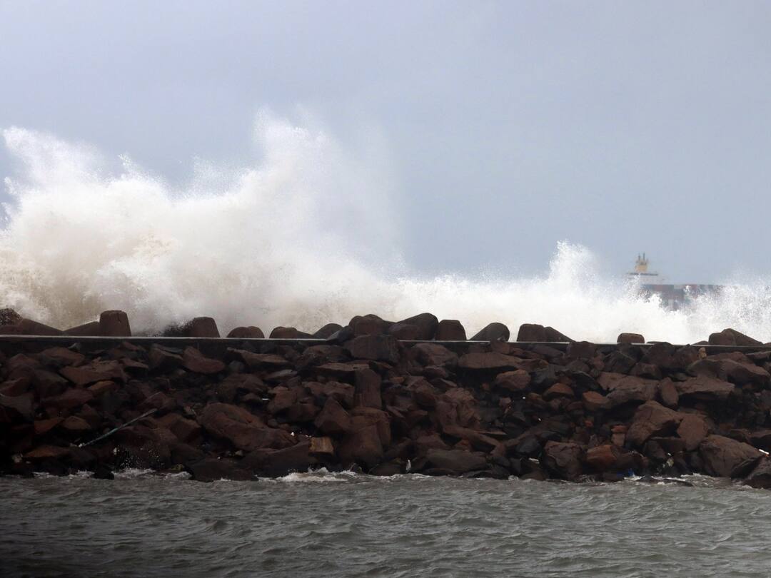 Cyclone Michaung updates Cyclone Michaung is shaking Andhra Pradesh and tamilanadu latest telugu news updates ఆంధ్రప్రదేశ్‌ను వణికిస్తున్న మిగ్‌జాం తుపాను- అధికార యంత్రాంగం అప్రమత్తం