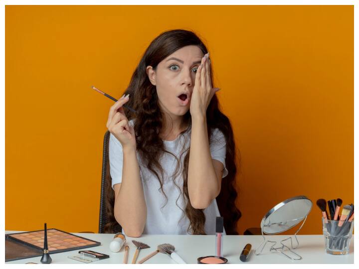 कई बार पलकों का अधिक झड़ना इन बीमारियों को संकेत हो सकता है. पलकें ज्यादा झड़ रहा है तो कभी नजरअंदाज न करें .