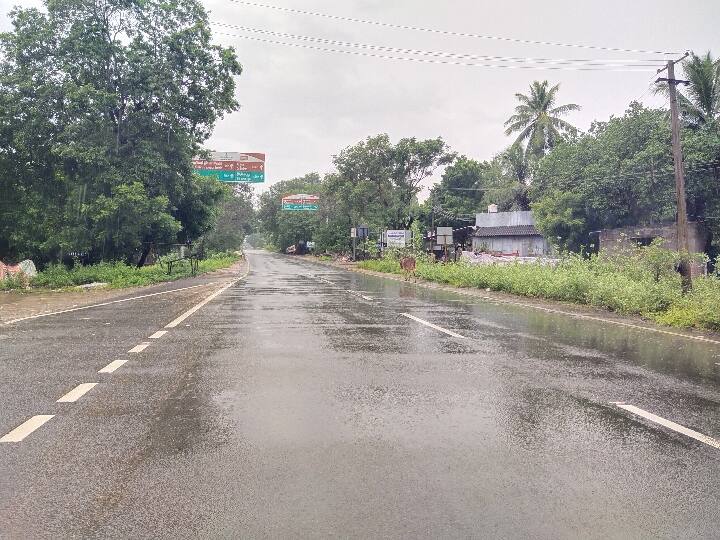 Cyclone threatens Marakkanam ECR road seen deserted மிரட்டிய மிக்ஜாம் புயல்: வெறிச்சோடிக் காணப்பட்ட ஈசிஆர் சாலை