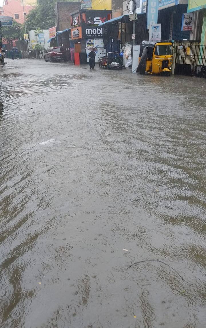 கடந்த ஞாயிற்றுக்கிழமையில் இருந்து திங்கட்கிழமை இரவு வரை தொடர்ந்து மழை பெய்து வந்தது.