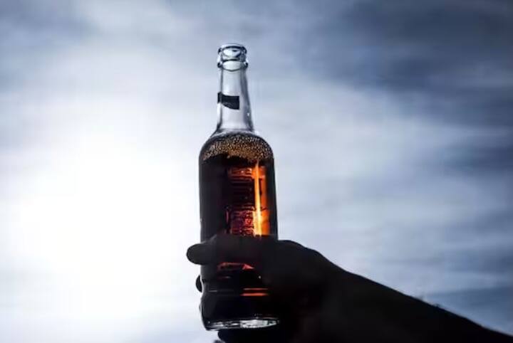 ਇਸ ਦੇ ਨਾਲ ਹੀ, ਜੇਕਰ ਤੁਸੀਂ ਕਾਰ ਰਾਹੀਂ ਇੱਕ ਰਾਜ ਤੋਂ ਦੂਜੇ ਰਾਜ ਵਿੱਚ ਸ਼ਰਾਬ ਲੈ ਜਾ ਰਹੇ ਹੋ, ਤਾਂ ਵੀ ਤੁਹਾਨੂੰ ਉਸ ਰਾਜ ਦੇ ਕਾਨੂੰਨਾਂ ਦੀ ਪਾਲਣਾ ਕਰਨੀ ਪਵੇਗੀ ਜਿੱਥੇ ਤੁਸੀਂ ਜਾ ਰਹੇ ਹੋ। ਸਿੱਧੇ ਸ਼ਬਦਾਂ ਵਿਚ, ਜੇਕਰ ਤੁਸੀਂ ਕਿਸੇ ਵੀ ਤਰੀਕੇ ਨਾਲ ਕਿਸੇ ਵੀ ਰਾਜ ਵਿਚ ਜਾਂਦੇ ਹੋ, ਤਾਂ ਤੁਹਾਨੂੰ ਉਥੇ ਸ਼ਰਾਬ ਸੰਬੰਧੀ ਕਾਨੂੰਨਾਂ ਦੀ ਪਾਲਣਾ ਕਰਨੀ ਪਵੇਗੀ।