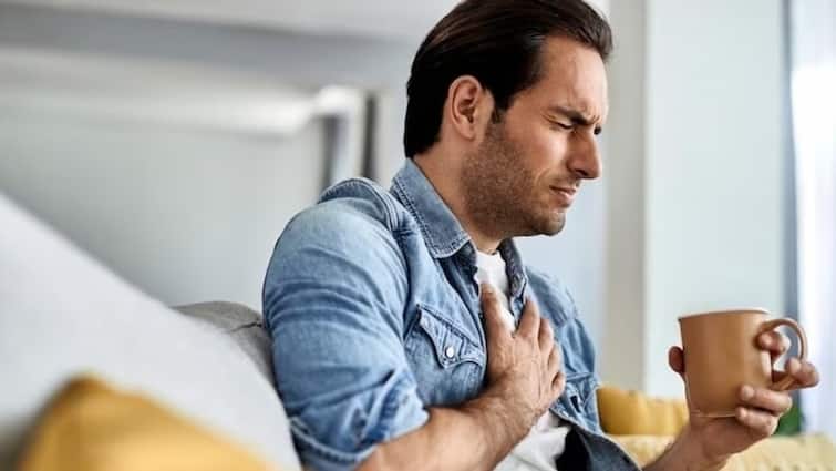 Health Tips signs and symptoms of silent heart attack know its causes marathi news Health Tips : हिवाळ्यात 'सायलेंट हार्ट अटॅक'चा वाढता धोका; 'ही' लक्षणं दिसल्यास वेळीच सावध व्हा!