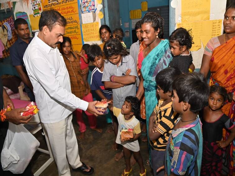 AP Minister kakani visit nellore rehabilitation centres Cyclone Michaung: నెల్లూరులో పునరావాస కేంద్రాలు, మంత్రికి కష్టాలు చెప్పుకున్న బాధితులు