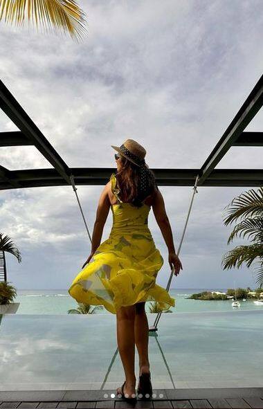 ਇਨ੍ਹਾਂ ਤਸਵੀਰਾਂ 'ਚ ਹਿਨਾ ਖਾਨ ਵੱਖ-ਵੱਖ ਅੰਦਾਜ਼ ਅਤੇ ਲੁੱਕ 'ਚ ਤਸਵੀਰਾਂ ਕਲਿੱਕ ਕਰਵਾਉਂਦੀ ਨਜ਼ਰ ਆ ਰਹੀ ਹੈ, ਜਿਸ 'ਚ ਉਹ ਬੇਹੱਦ ਸਟਾਈਲਿਸ਼ ਅਤੇ ਖੂਬਸੂਰਤ ਲੱਗ ਰਹੀ ਹੈ।