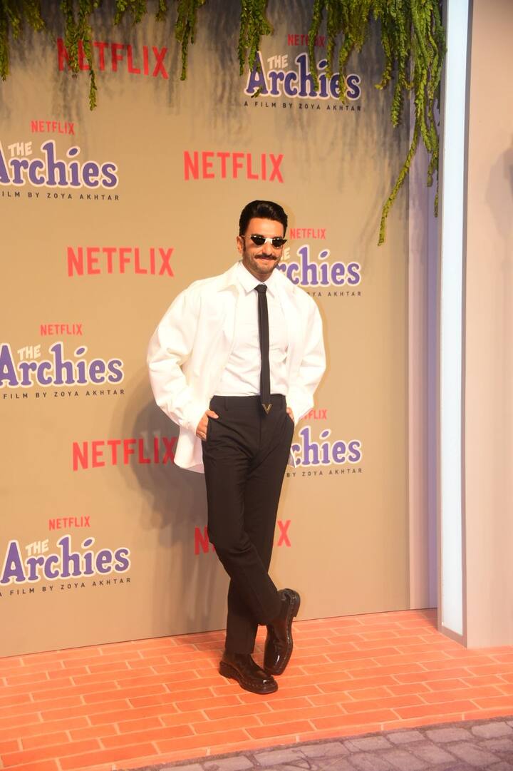 इसके अलावा बॉलीवुड के सुपरस्टार रणवीर सिंह भी इस प्रीमियर में पहुंचे. जो इस दौरान रेट्रो लुक में नजर आए.