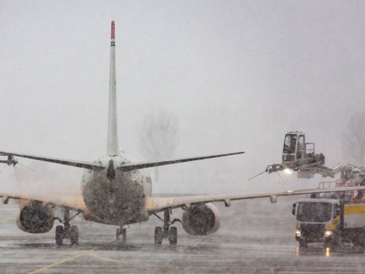 Munich airport frozen in ice after the storm de-icing plan Most flights canceled Germany  Snowfall: तूफान के बाद बर्फ में जम गया म्यूनिख एयरपोर्ट, हवाईअड्डे से अधिकांश उड़ानें रद्द, जानें ताजा हालात