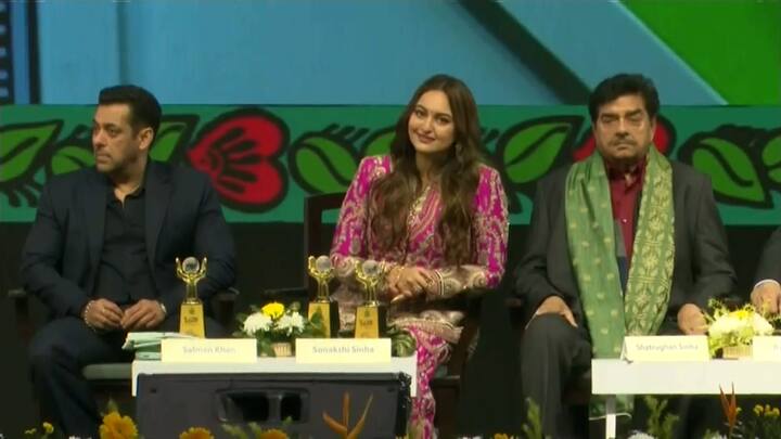 উঠে পড়লেন সোনাক্ষী-শত্রুঘ্ন। সরে দাঁড়ালেন সৌরভ। এমনকি চেয়ার ছেড়ে দাঁড়িয়ে পড়েছেন বলিউডের প্রবীণ পরিচালক মহেশ ভট্টও। দর্শকাসনেও চাঞ্চল্য। মোবাইলের ক্যামেরা 'অন' করেছেন অনেকে।