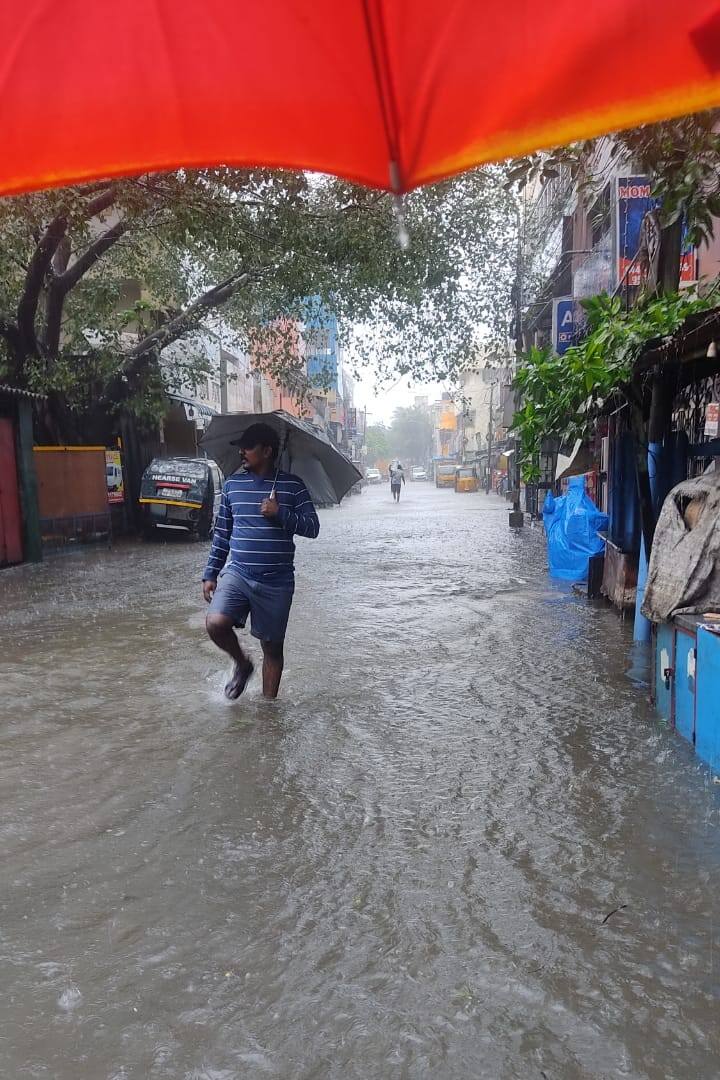 இதனால் பல்வேறு இடங்களில் மழை நீர் தேங்கி, மக்களை திண்டாட வைத்தது. அத்தியாவசிய பொருட்களை வாங்குவதற்கு கடைக்கு செல்ல முடியாத நிலை ஏற்பட்டது.