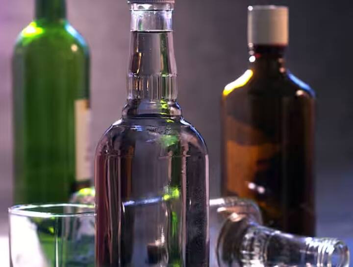 જ્યારે તમે ટ્રેન દ્વારા એક રાજ્યથી બીજા રાજ્યમાં જઈ રહ્યા છો તો તમે દારૂની એક બોટલ પણ લઈ શકતા નથી. રેલ્વે એક્ટ 1989 મુજબ, જો તમે ટ્રેનમાં, રેલ્વે પરિસરમાં, રેલ્વે પ્લેટફોર્મ પર અથવા રેલ્વે સ્ટેશન પર દારૂ પીઓ છો અથવા દારૂની બોટલ લઈ જાઓ છો, તો તે સંપૂર્ણપણે ગેરકાયદેસર માનવામાં આવશે.