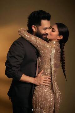 Mouni Roy: ਕੈਮਰੇ ਦੇ ਸਾਹਮਣੇ ਪਤੀ ਨਾਲ ਰੋਮਾਂਟਿਕ ਹੋਈ ਮੌਨੀ ਰਾਏ, ਵਾਇਰਲ ਹੋਈਆਂ ਕਪਲ ਦੀਆਂ ਖੂਬਸੂਰਤ ਤਸਵੀਰਾਂ