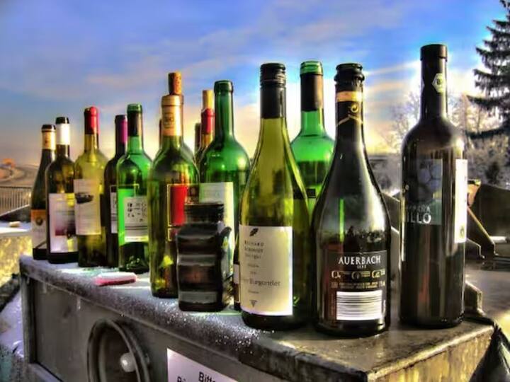 ਇਸੇ ਤਰ੍ਹਾਂ, ਬਹੁਤ ਸਾਰੇ ਰਾਜ ਹਨ ਜਿੱਥੋਂ ਤੁਸੀਂ ਨਿੱਜੀ ਵਰਤੋਂ ਲਈ ਕੁਝ ਬੋਤਲਾਂ ਹੀ ਖਰੀਦ ਸਕਦੇ ਹੋ। ਹਾਲਾਂਕਿ, ਜੇਕਰ ਤੁਸੀਂ ਇੱਕ ਨਿਸ਼ਚਿਤ ਮਾਤਰਾ ਤੋਂ ਵੱਧ ਸ਼ਰਾਬ ਖਰੀਦਦੇ ਹੋ ਅਤੇ ਇਸਨੂੰ ਇੱਕ ਰਾਜ ਤੋਂ ਦੂਜੇ ਰਾਜ ਵਿੱਚ ਲੈ ਜਾਂਦੇ ਹੋ, ਤਾਂ ਇਸਨੂੰ ਅਪਰਾਧ ਵਜੋਂ ਦੇਖਿਆ ਜਾਵੇਗਾ।