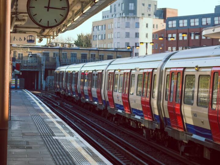 आपको बता दें, इंडियन रेलवे समय के साथ कई तरह के बदलाव करता रहता है. यही वजह है कि कम दूरी को कवर करने वाली ट्रेनों के समय को कुछ ऐसे निर्धारित किया जाता है कि वह लेट होने पर भी वापसी में अपने गंतव्य स्थान पर सही समय से प्रस्थान कर सकें.