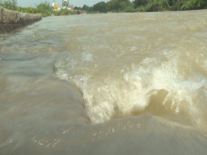 தாமிரபரணியில் வழிந்தோடும் வெள்ளம்