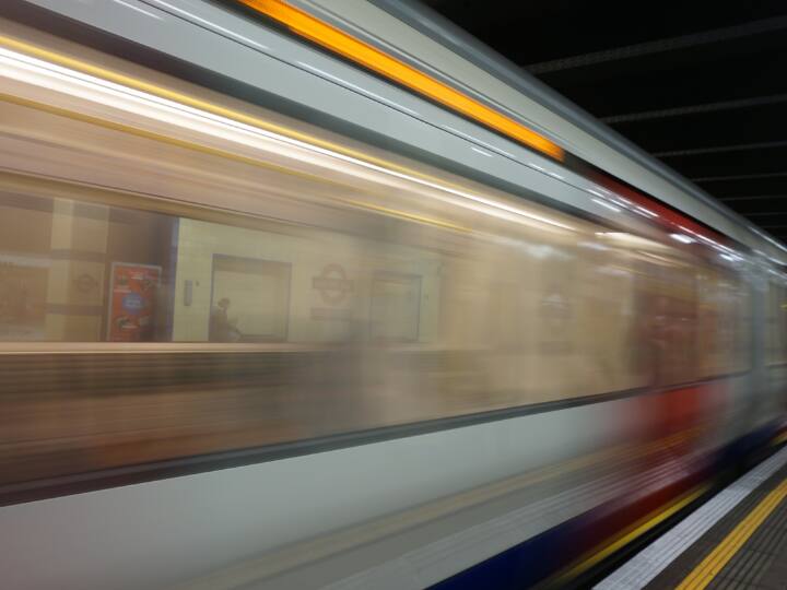 इसके अलावा लंबी दूरी तय करने वाली ट्रेनों की कई अन्य जोड़ियां भी चलाई जाती हैं, जिन्हें रेक (Rake) कहा जाता है. इनके जरिए भी ट्रेनों को दूसरे दिन गंतव्य स्थान से निर्धारित समय पर ही प्रस्थान कराया जाता है.