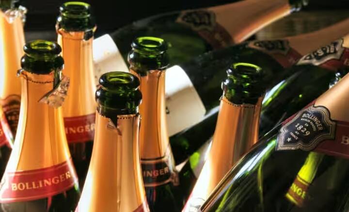 દારૂ માટે દરેક રાજ્યના પોતાના કાયદા છે. કેટલીક જગ્યાએ દારૂ પર પ્રતિબંધ છે, અન્ય સ્થળોએ માત્ર થોડી બોટલો ખરીદવાની છૂટ છે. ચાલો આજે તમને જણાવીએ કે શું દારૂ એક રાજ્યમાંથી બીજા રાજ્યમાં લઈ જઈ શકાય છે કે નહીં.