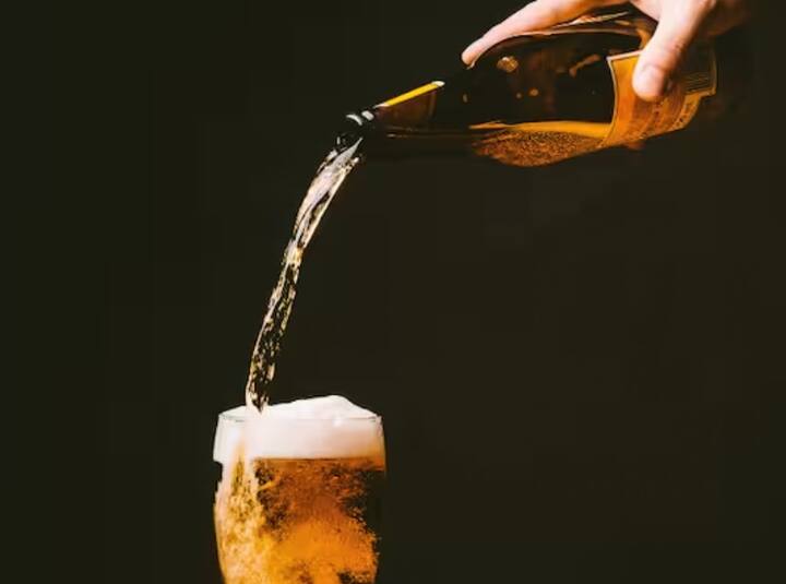 પ્લેનમાં શરાબ લઈ જવાની વાત કરીએ તો કોઈ પણ મુસાફર મુસાફરી દરમિયાન પોતાની હેન્ડબેગમાં 100 મિલી સુધીનો દારૂ લઈ જઈ શકે છે. જ્યારે, જો આપણે પ્લેનની અંદર દારૂ પીવાની વાત કરીએ તો કોઈપણ એરલાઇન ડોમેસ્ટિક ફ્લાઇટમાં મુસાફરોને દારૂ પીરસતી નથી. દારૂ પીરસવાની સુવિધા માત્ર આંતરરાષ્ટ્રીય ફ્લાઈટ્સ પર ઉપલબ્ધ છે.