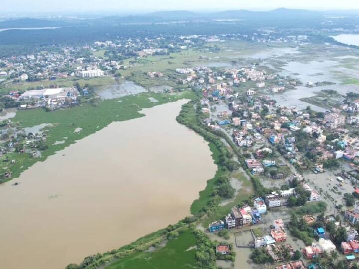 மிக்ஜாம் புயல் காரணமாக சென்னை,செங்கல்பட்டு, காஞ்சிபுரம் உள்ளிட்ட பகுதிகளில் சூரைக்காற்றுடன் வீசிய பெரும் மழையில் குடியிருப்பு பகுதிகள் நீரில் மூழ்கியுள்ளன.
