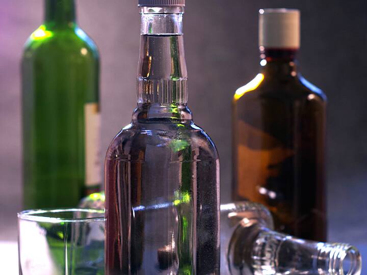 ऐसा करने पर रेलवे एक्ट 1989 की धारा 145 के तहत आपको 6 महीने की जेल या 500 रुपये का जुर्माना लग सकता है. या फिर दोनों ही हो सकता है.