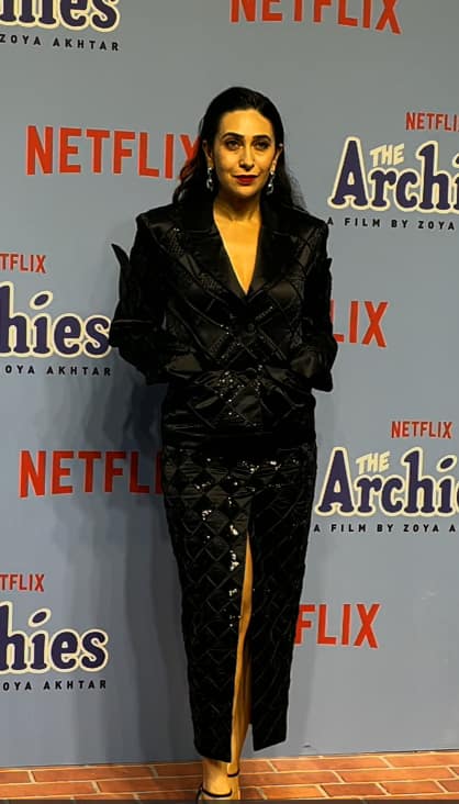 एक्ट्रेस करिश्मा कपूर भी ग्लैमरस अवतार में इस प्रीमियर में पहुंची. जो ब्लैक कलर के को-अर्ड सेट में काफी हसीन लग रही थी.