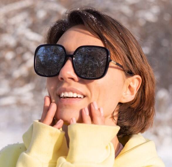 ਬੱਚਿਆਂ ਲਈ ਫਾਇਦੇਮੰਦ- ਸਰਦੀ ਹੋਵੇ ਜਾਂ ਗਰਮੀ ਬੱਚਿਆਂ ਨੂੰ ਧੁੱਪ ’ਚ ਇੱਕ ਘੰਟਾ ਜ਼ਰੂਰ ਖੇਡਣਾ ਚਾਹੀਦਾ ਹੈ। ਜੇਕਰ ਬੱਚਿਆਂ ’ਚ ਵਿਟਾਮਨ D ਦੀ ਘਾਟ ਹੈ ਤਾਂ ਦੁੱਧ ਤੇ ਪਨੀਰ ਦੇ ਜ਼ਰੀਏ ਮਿਲਣ ਵਾਲਾ ਕੈਲਸ਼ੀਅਮ ਹੱਡੀਆਂ ਤੱਕ ਨਹੀਂ ਪਹੁੰਚ ਪਾਉਂਦਾ। ਇਸੇ ਲਈ ਉਨ੍ਹਾਂ ਨੂੰ ਧੁੱਪ ਸੇਕਣ ਲਈ ਕਹੋ। ਸਰਦੀਆਂ ਵਿੱਚ ਸੂਰਜ ਦੀ ਰੌਸ਼ਨੀ ਤੋਂ ਇਸ ਵਿਟਾਮਿਨ ਦੀ ਲੋੜੀਂਦੀ ਮਾਤਰਾ ਪ੍ਰਾਪਤ ਹੁੰਦੀ ਹੈ, ਜਿਸ ਨਾਲ ਹੱਡੀਆਂ ਮਜ਼ਬੂਤ ਅਤੇ ਸਿਹਤਮੰਦ ਰਹਿੰਦੀਆਂ ਹਨ।