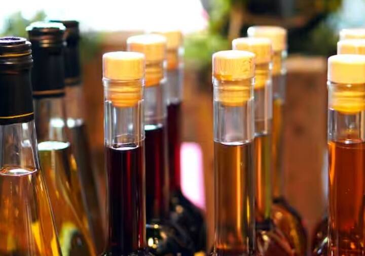 ਜਹਾਜ਼ 'ਚ ਸ਼ਰਾਬ ਲੈ ਕੇ ਜਾਣ ਦੀ ਗੱਲ ਕਰੀਏ ਤਾਂ ਸਫਰ ਦੌਰਾਨ ਕੋਈ ਵੀ ਯਾਤਰੀ ਆਪਣੇ ਹੈਂਡਬੈਗ 'ਚ 100 ਮਿਲੀਲੀਟਰ ਤੱਕ ਸ਼ਰਾਬ ਰੱਖ ਸਕਦਾ ਹੈ। ਜੇਕਰ ਜਹਾਜ਼ ਦੇ ਅੰਦਰ ਸ਼ਰਾਬ ਪੀਣ ਦੀ ਗੱਲ ਕਰੀਏ ਤਾਂ ਕੋਈ ਵੀ ਏਅਰਲਾਈਨ ਘਰੇਲੂ ਉਡਾਣਾਂ 'ਚ ਯਾਤਰੀਆਂ ਨੂੰ ਸ਼ਰਾਬ ਨਹੀਂ ਪਰੋਸ ਸਕਦੀ। ਸ਼ਰਾਬ ਪਰੋਸਣ ਦੀ ਸਹੂਲਤ ਸਿਰਫ ਅੰਤਰਰਾਸ਼ਟਰੀ ਉਡਾਣਾਂ 'ਤੇ ਉਪਲਬਧ ਹੈ।