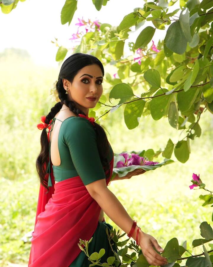 పచ్చని లంగా, జాకెట్ ధరించి.. ఎర్రని ఓణితో రెండు జడలు వేసుకుని అందంగా అందంగా కనిపించింది.