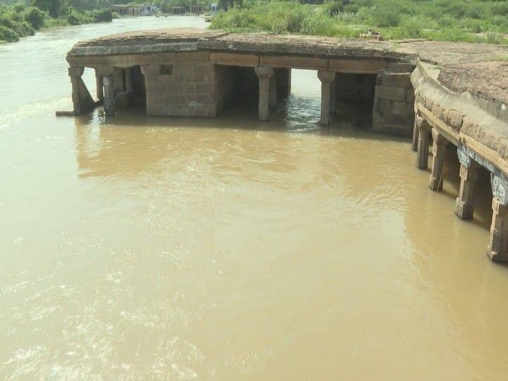 மலைப்பகுதியில் பெய்யும் மழையால் ஆற்றில் வெள்ளப்பெருக்கு ஏற்பட்டுள்ளது