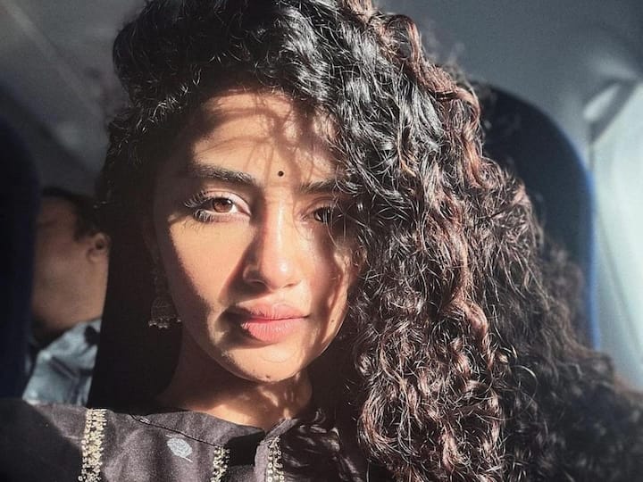 Anupama Parameswaran Sunkissed Photos : అనుపమ పరమేశ్వరన్ తన ఫోటోలతో మరోసారి అభిమానులను ఆకట్టుకుంటుంది.