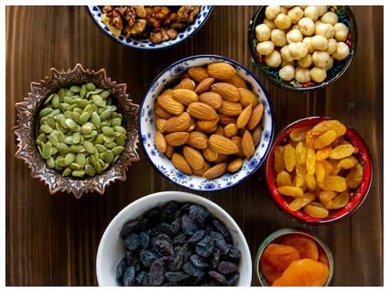 વધુ પડતા ડ્રાયફ્રુટ્સ ખાવાથી પણ કેટલીક સમસ્યાઓ થઈ શકે છે. આમાં મોટી માત્રામાં કેલરી હોય છે. આવી સ્થિતિમાં, ચાલો જાણીએ કે દિવસમાં કેટલી માત્રામાં ડ્રાયફ્રૂટ્સ ખાવા જોઈએ.
