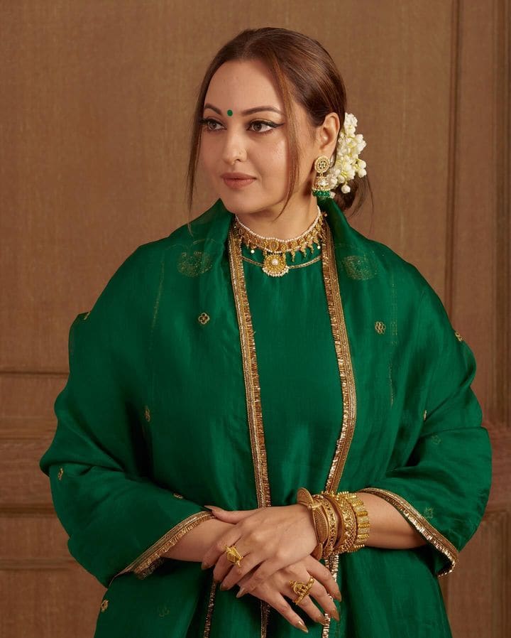 सोनाक्षी आणि झहीर हे एकमेकांसोबतचे फोटो सोशल मीडियावर शेअर करतात पण या दोघांनी त्यांच्या नात्याबाबत अजून कोणतीही माहिती चाहत्यांना दिलेली नाही.